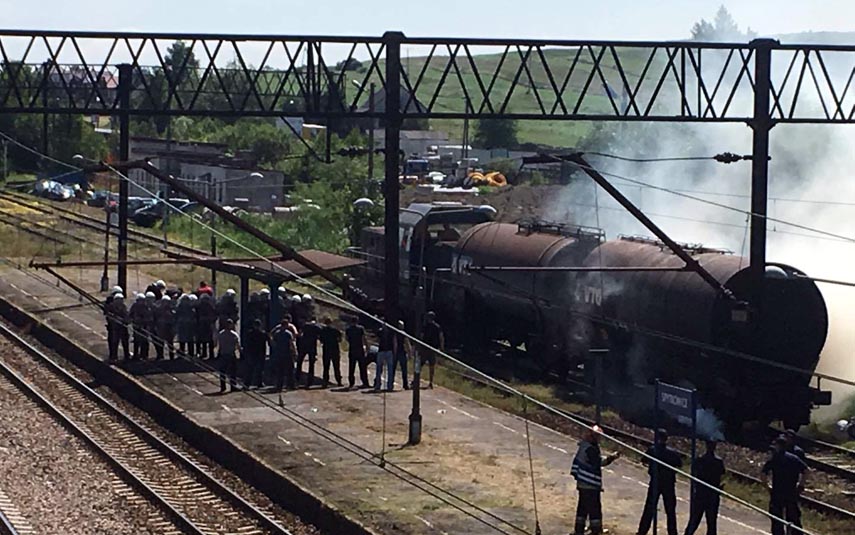 wadowiceonline's tweet photo. Atak terrorystów na stacji kolejowej w Spytkowicach:
https://t.co/4nBiVn3k1t
#spytkowice #atak #cysterna #terroryści @RadioKrakow https://t.co/kzLcdyepLR