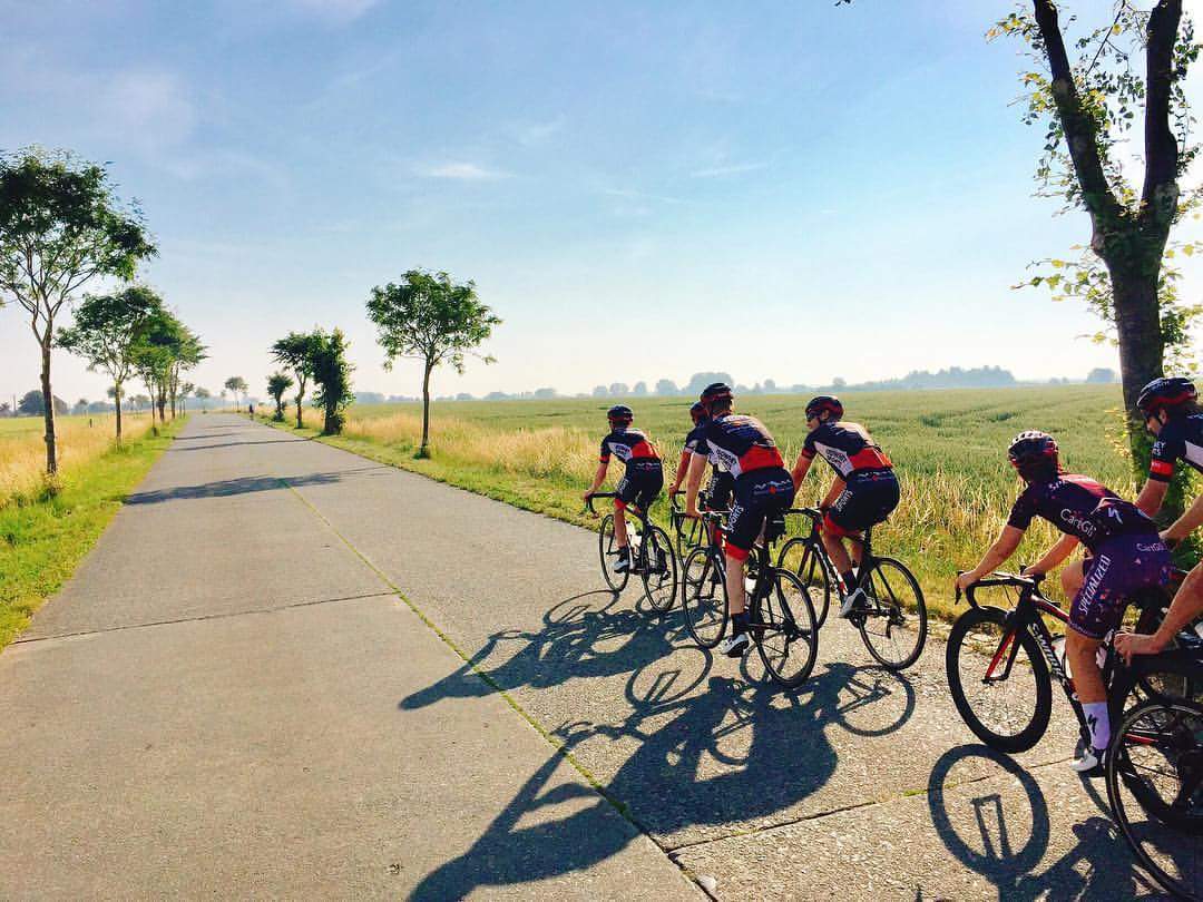 Your @IsoWheySwissWel 🇦🇺 race onto Belgian 🇧🇪 roads tonight in #halleingooigem be sure to wish them all the best! Mixing it with the best 👏