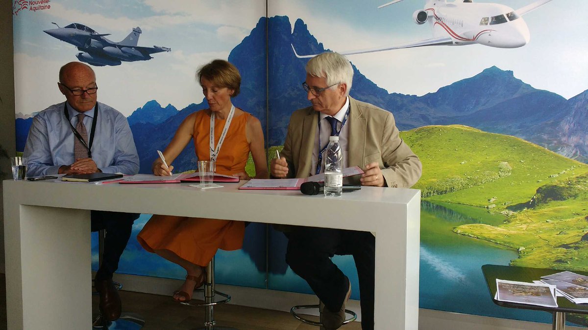 NvelleAquitaine's tweet photo. 2e convention partenariat entre @RouteDesLasers et @AerospaceValley. #compétitivité, #innovation pour #aéronautique, #espace et #Transports https://t.co/ojCcMJWFFO