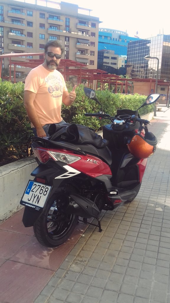 Florosolohayuno's tweet photo. Invitados por @poetify y #MotosBordoy estamos tomando contacto con el #JET14 de #Sym. Pronto os cuento mi impresión en @expansioncom https://t.co/sovo9atMhA