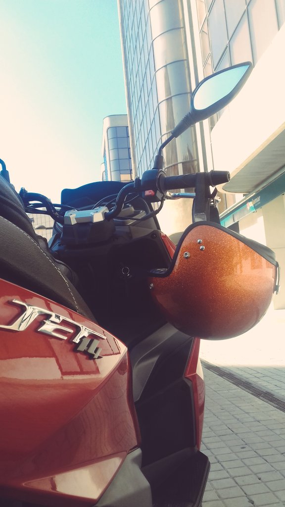 Florosolohayuno's tweet photo. Invitados por @poetify y #MotosBordoy estamos tomando contacto con el #JET14 de #Sym. Pronto os cuento mi impresión en @expansioncom https://t.co/sovo9atMhA