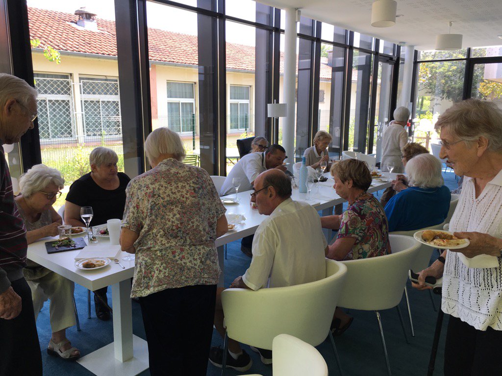 SenCenon33's tweet photo. Aux Senioriales de Cenon on déguste on se régale. #lanouvellecarte https://t.co/RXcNBo2cHn