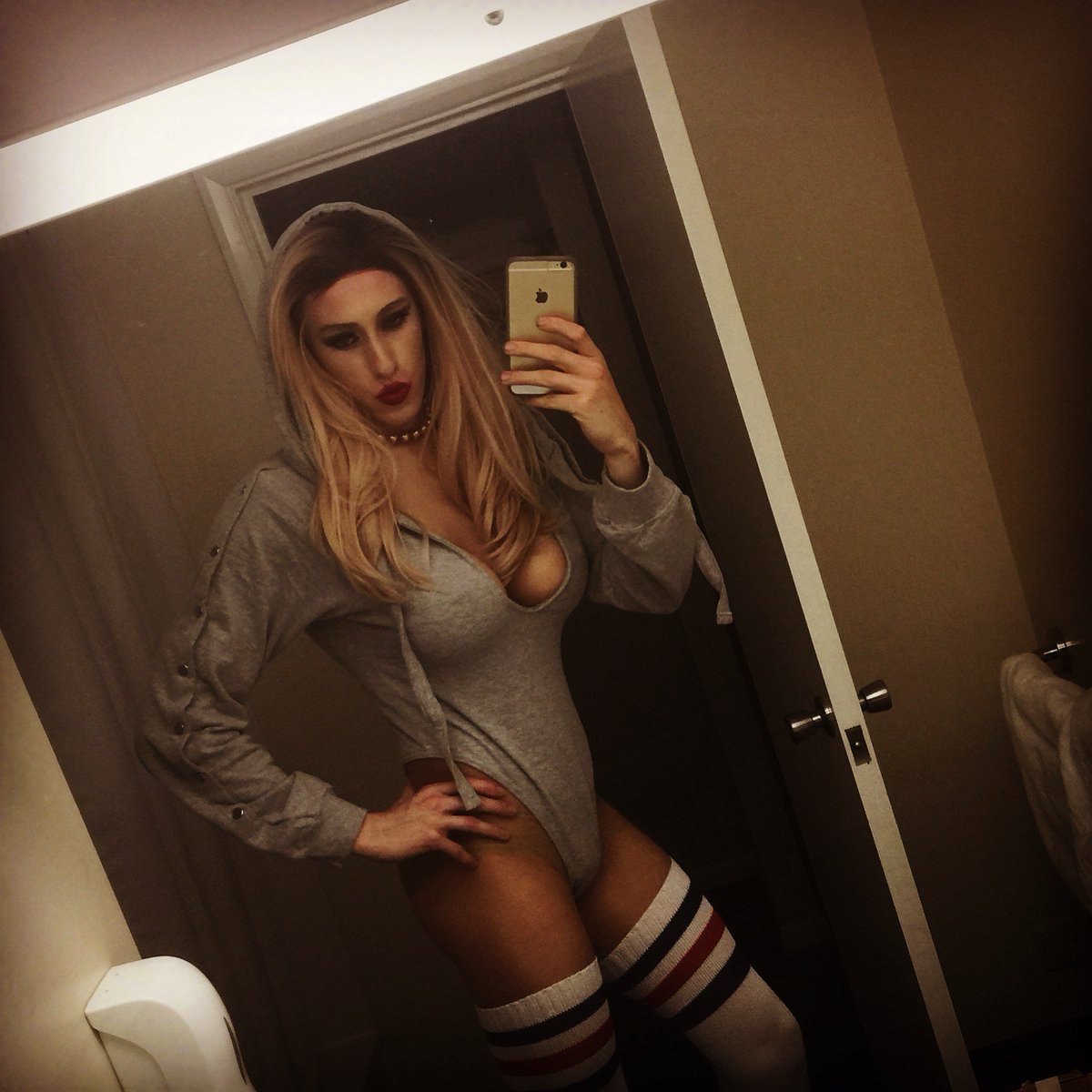 MsBarbieMaryse's tweet photo. Looking in the mirror and you see the bitch staring back😈😈😈 LUV IT #femboi #crossdresser #trap #monitorthis 🖕🏻 https://t.co/mAACdz1hqJ