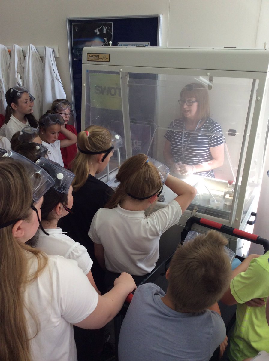 Great morning with Year 6 pupils from <a href="/CwmaberJnr/">CwmaberJnr</a> and <a href="/NantYParcSchool/">Nant Y Parc Primary</a>. Mr Williams and Mrs Lougher working with concentrated acid 👏🏼