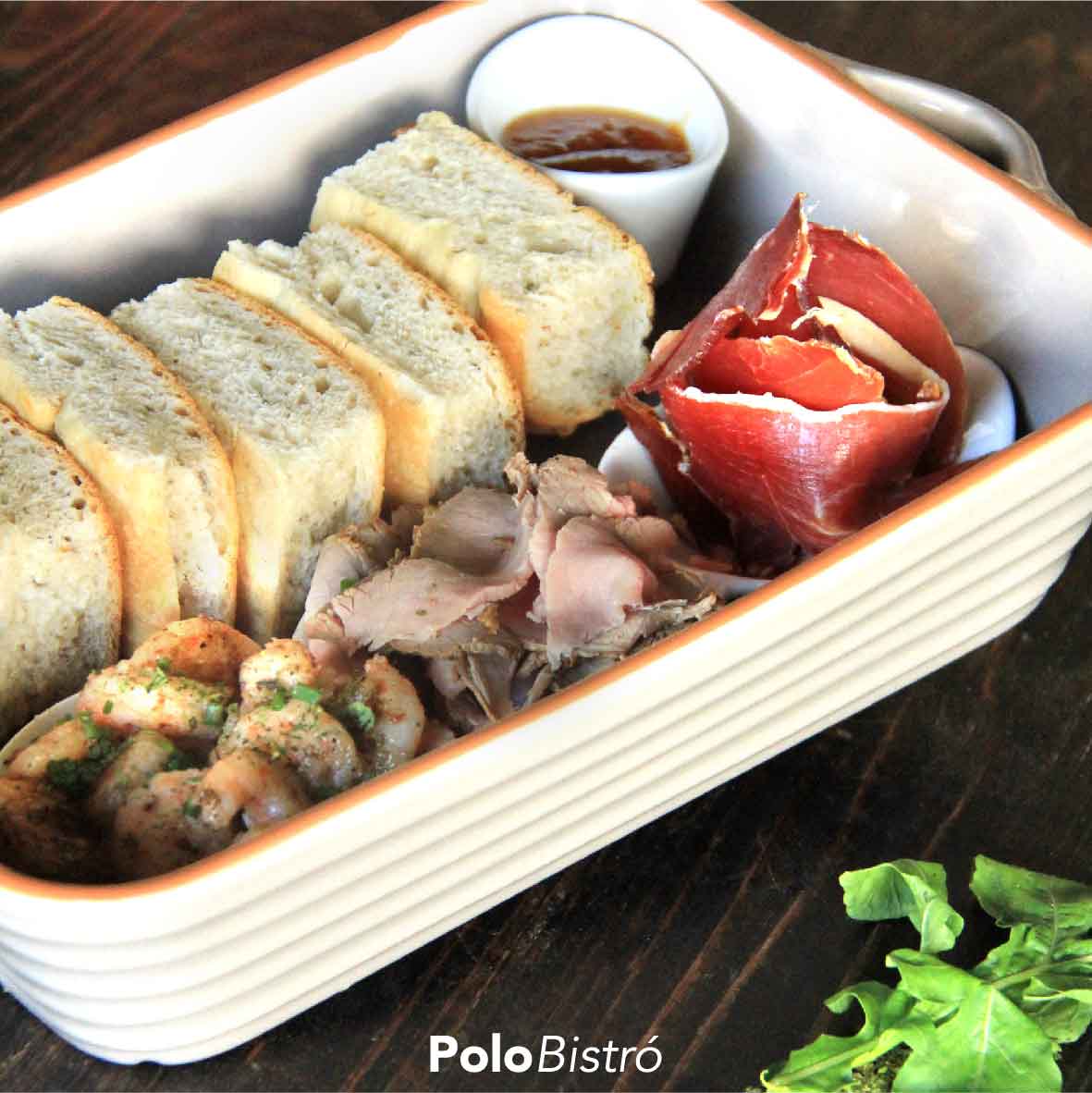 Nuestra entrada #Focaccia para acompañar con Jamón Serrano, Roast Beef y Camarones, untable con mermelada de Ají y Bisque. ¿Te apuntas?