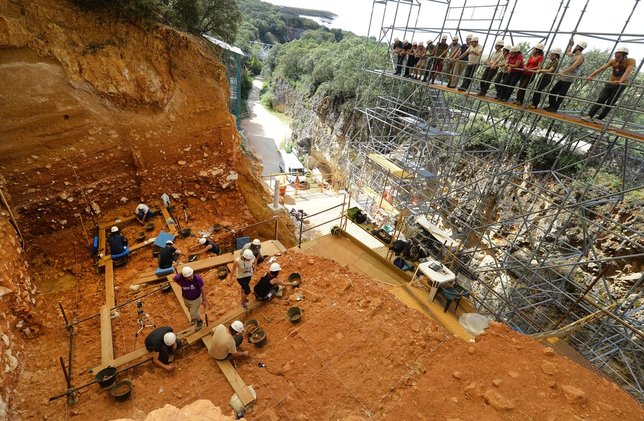 diariodeburgos's tweet photo. Arrancan las excavaciones en #Atapuerca: buscan al Homo sapiens arcaico para completar el mapa evolutivo @FATAPUERCA https://t.co/mwiIEyO6Q8 https://t.co/PLflESxO6v