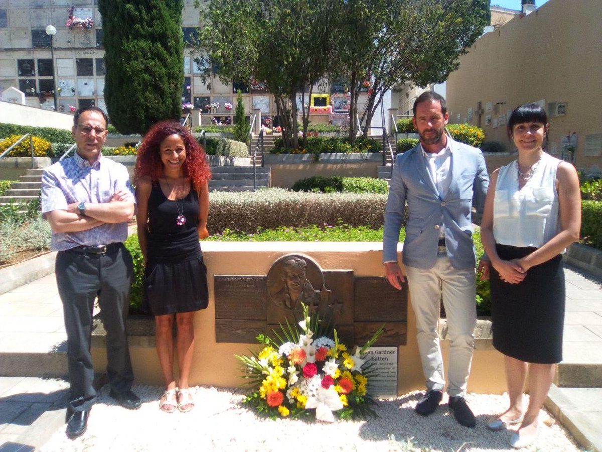 Podem_Palma's tweet photo. Ahir vàrem retre homenatge a #JeanBatten, la primera dona que va sobrevolar l'Atlàntic, amb l'ambaixador de Nova Zelanda. #MujeresPoderosas https://t.co/5DlCwuExsI