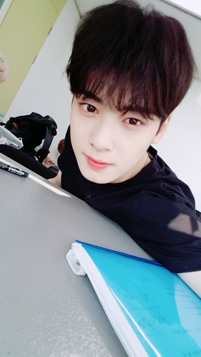offclASTRO's tweet photo. 우리 아로하 보고싶어서왔나봉가
우리는 생방준비중인데 
아로하는 뭐하려나???
#Baby #ShowChampion https://t.co/bHhJOzQ9o4