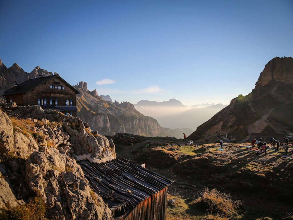 VisitTrentino's tweet photo. #InternationalYogaDay: Yoga and meditation in the open, among the majestic peaks of the #Dolomites.🧘🏻‍♀️See more▶️https://t.co/VSuAWsWxGa https://t.co/oEDio4CLNc