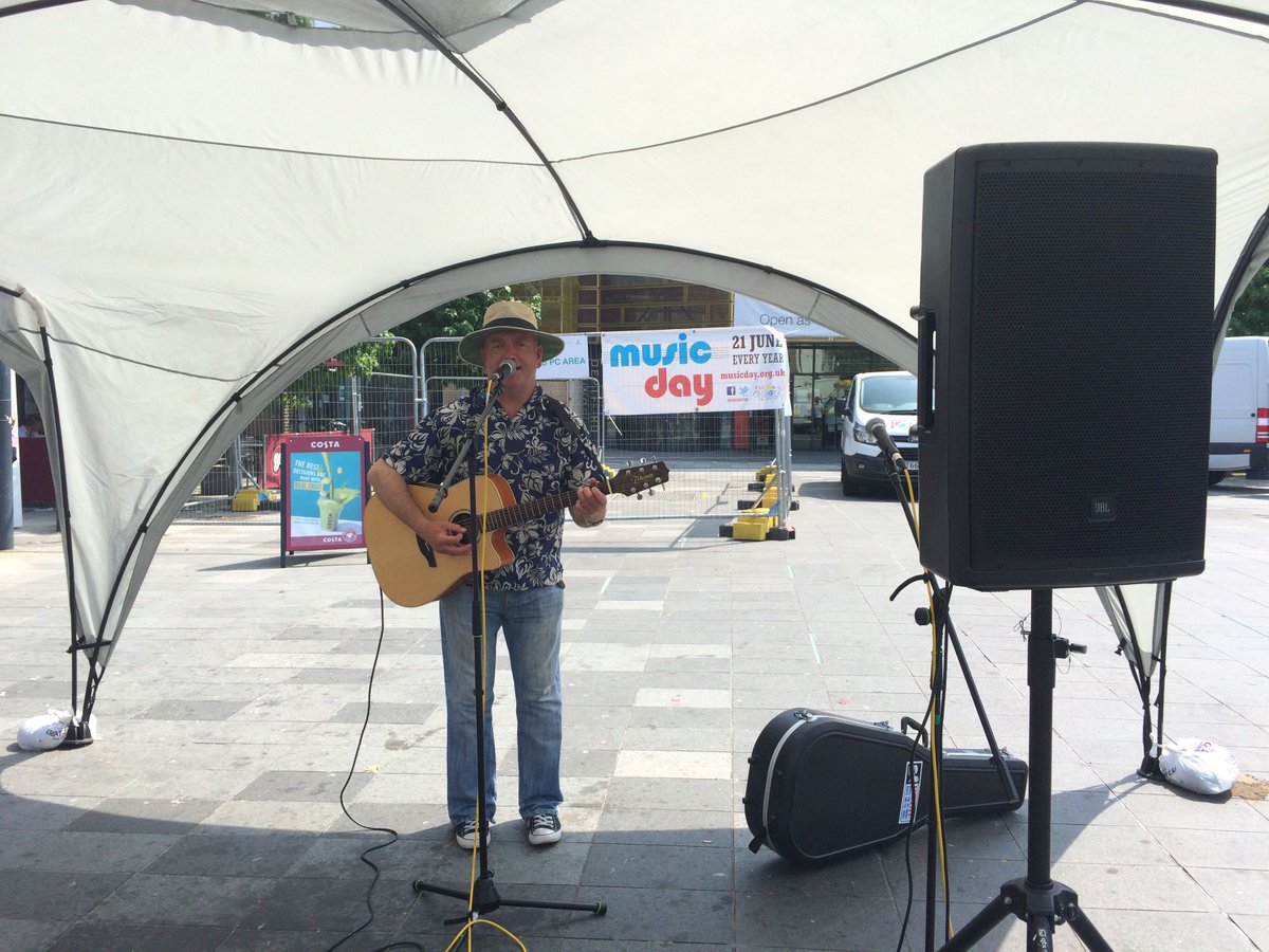Live music on Giffin Street in Deptford right now for #MusicDay2017