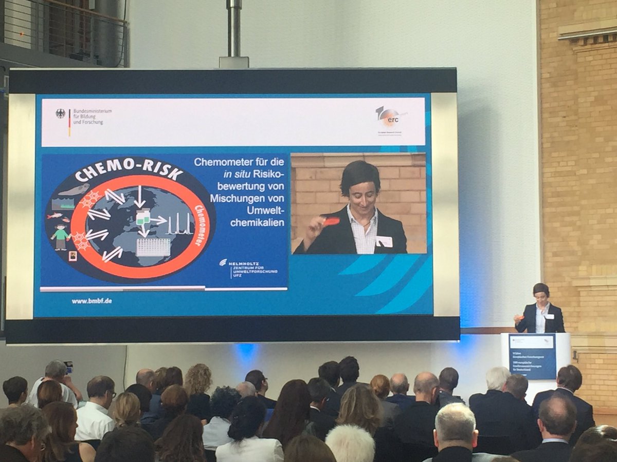 about_the_event's tweet photo. Dr. Annika Jahnke stellt Ihr Projekt CHEMO-RISK vor, für den sie die 1000. ERC-Förderung in Deutschland erhalten hat #erc10years @BMBF_Bund https://t.co/vVuka3L0Dx