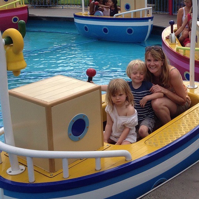 Here's Alexis at Peppa Pig World with her kids. We have family tickets up for grabs now for adults #livingwithcancer elliesfriends.org/service/593144…