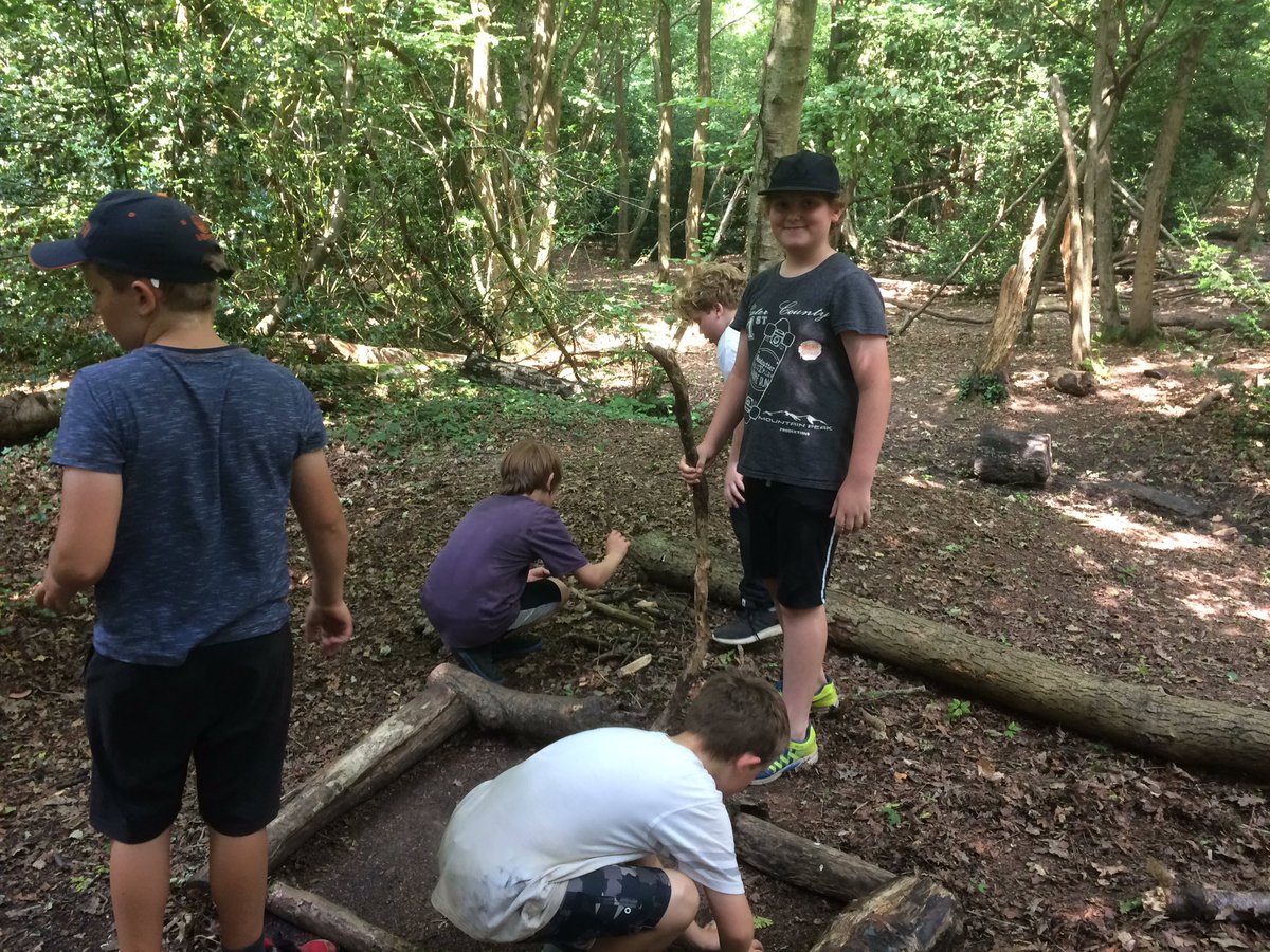 AwbridgePrimary's tweet image. Firelighting (thankfully outside)!