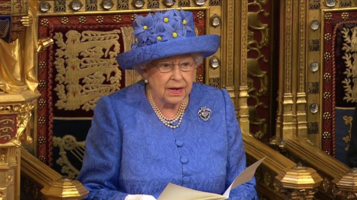 sokoIowski's tweet photo. 🇬🇧 Queen's hat 🇪🇺 
Message received. https://t.co/oJfBUYpYSV