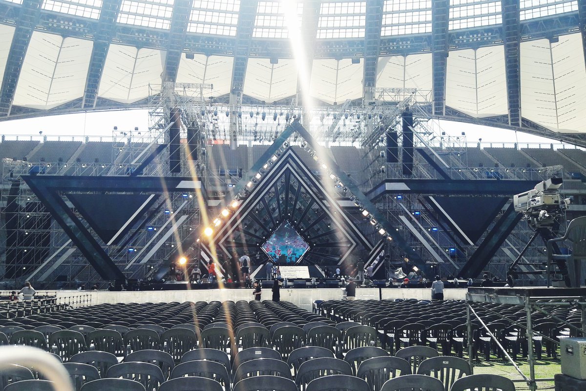 xeast_dance's tweet photo. Dream Stage 🌟 #xeast #kcdfru #kcdf2017 https://t.co/ZOV8IijjYB