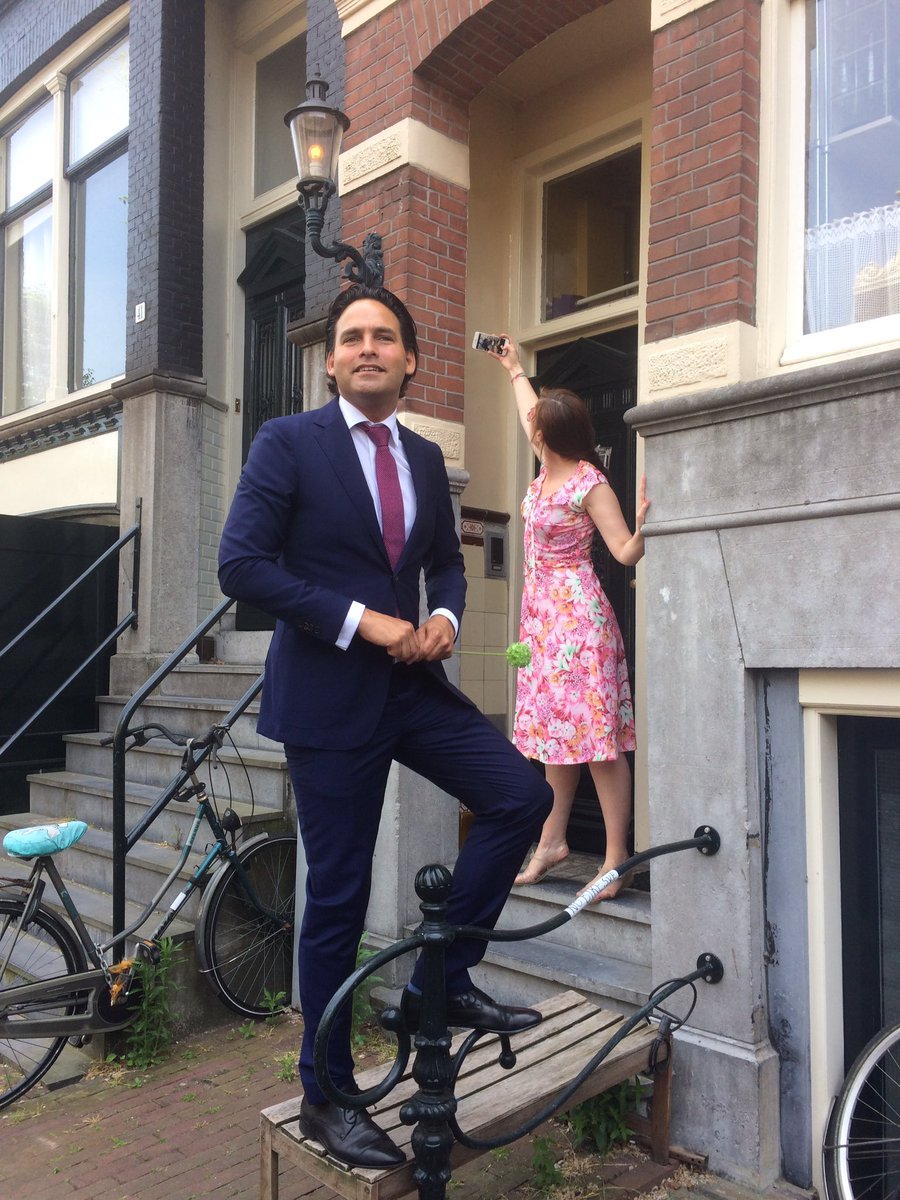 MarjonKok's tweet photo. Bij een Moldavisch huppeldepupbedrijf dat is verhuisd vanwege alle aandacht van #kamerplanttour #arnoenkatinkazijnsupercool https://t.co/iGxuaQ2O7X