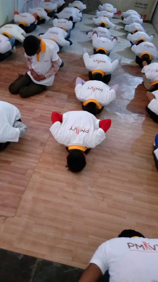 Premiershield77's tweet photo. Celebrating Yoga Day @Arravalee01 #PMKVY Centre. @NSDCINDIA @MSDESkillIndia @PMOIndia @RajivPratapRudy #IDY2017 https://t.co/Xax6qnbMUa