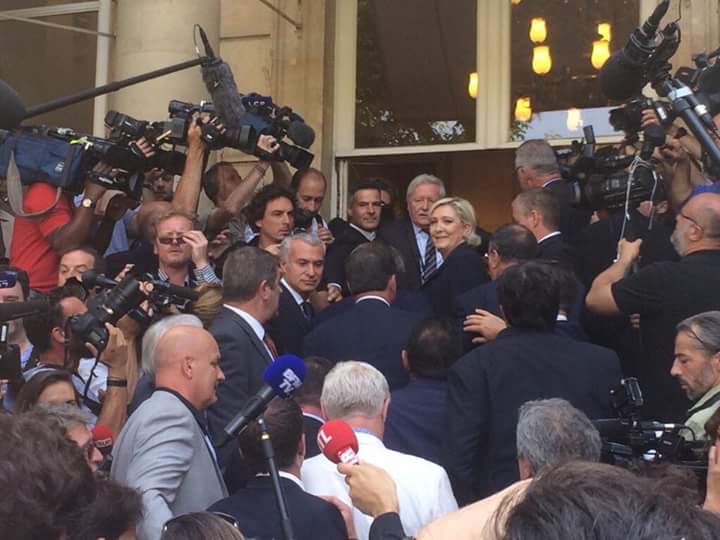 Arrivée de Marine Le Pen à l'AN 🇫🇷 Enfin de vrais députés avec nos 8 élus 🇫🇷 #AuNomDuPeuple
