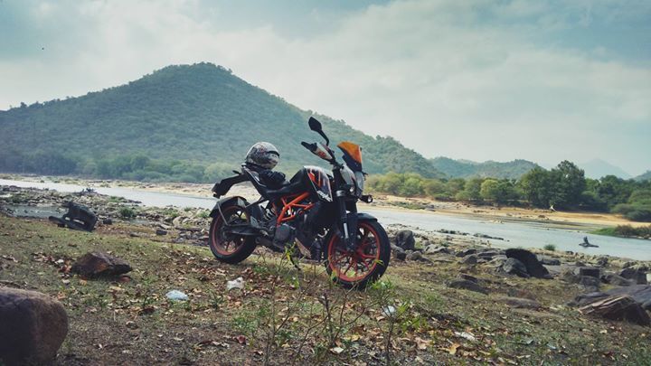 ktmdukemachas's tweet photo. Wet road season is here....Share your monsoon ride pictures with us :)
PC: Chethan Gowda
#KTMDuke390 #DukeMachas #… https://t.co/zBprAGBVgF https://t.co/XBnStnugqi