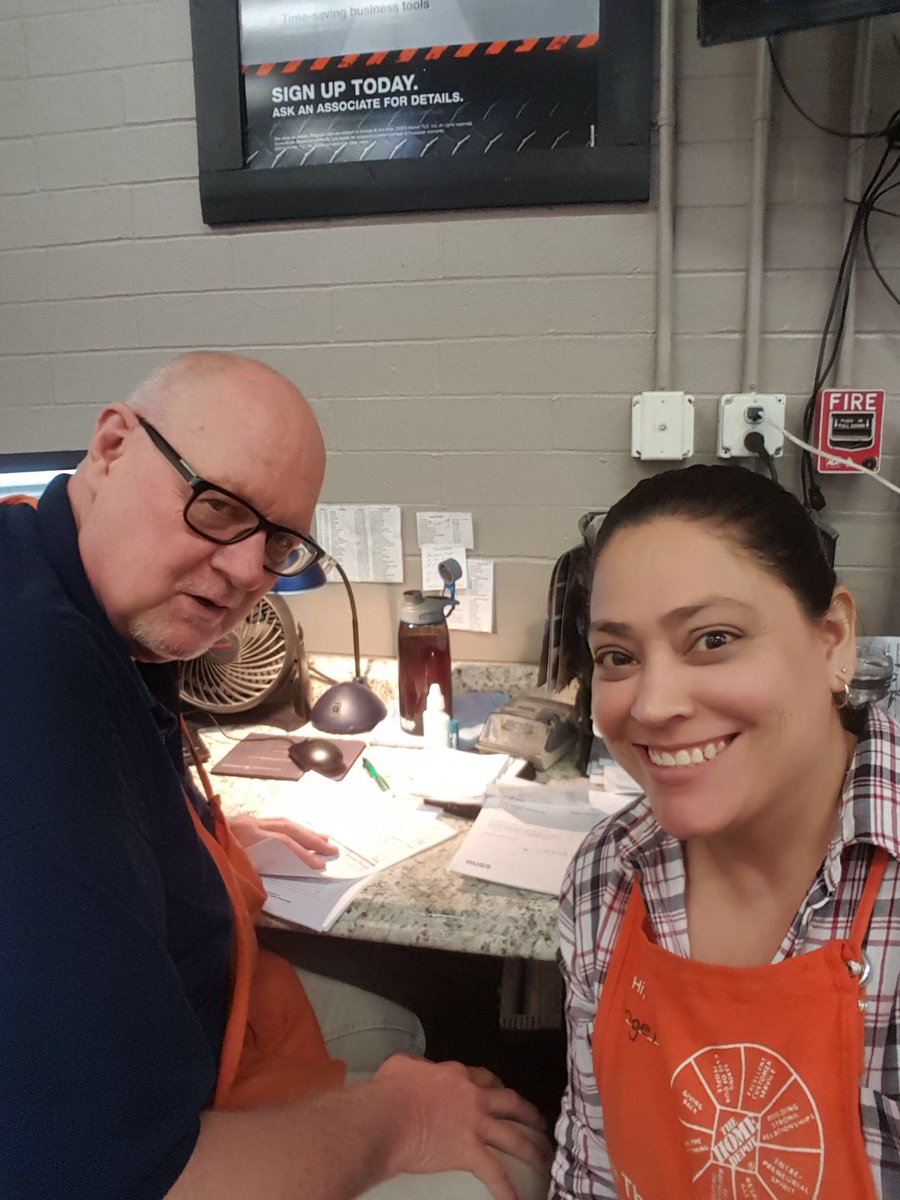 HomeDepot2773's tweet photo. Team 2773 Having fun at work with national selfie day! #MWJune2017 @MarcG_2773 @asm212230 @SallyGansiorTHD https://t.co/8rOuMdNGcm