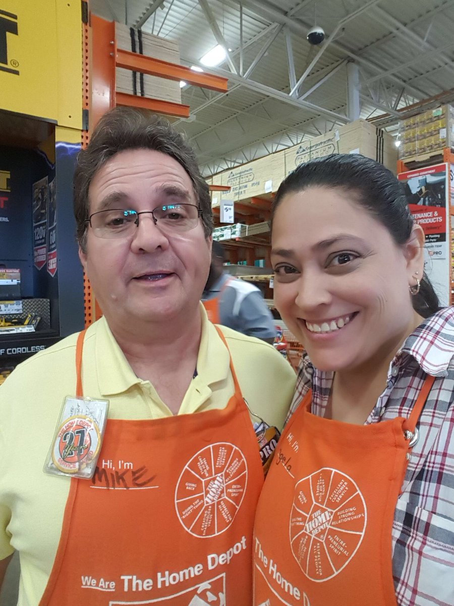 HomeDepot2773's tweet photo. Team 2773 Having fun at work with national selfie day! #MWJune2017 @MarcG_2773 @asm212230 @SallyGansiorTHD https://t.co/8rOuMdNGcm