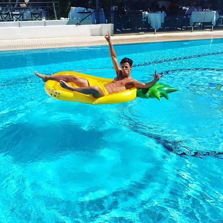 MAGCONUpdates's tweet photo. Cameron Dallas via Instagram:
"Went with the pineapple 🍍 instead of a swan" https://t.co/UOw9SPVc2C