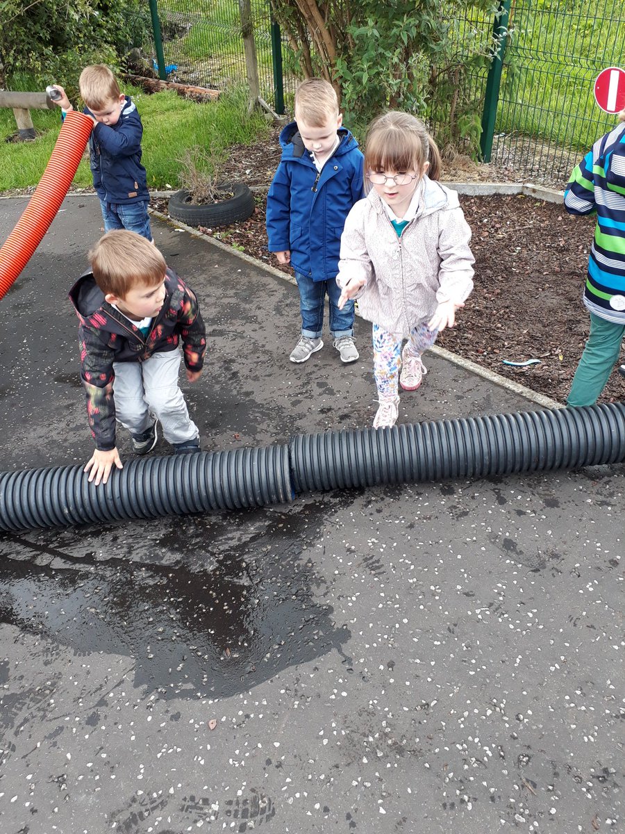 ELC_StP's tweet photo. Exploring loose parts "Quick! stop the leak!"  #WaterPlay #futurePlumbers https://t.co/VXshxpxma7