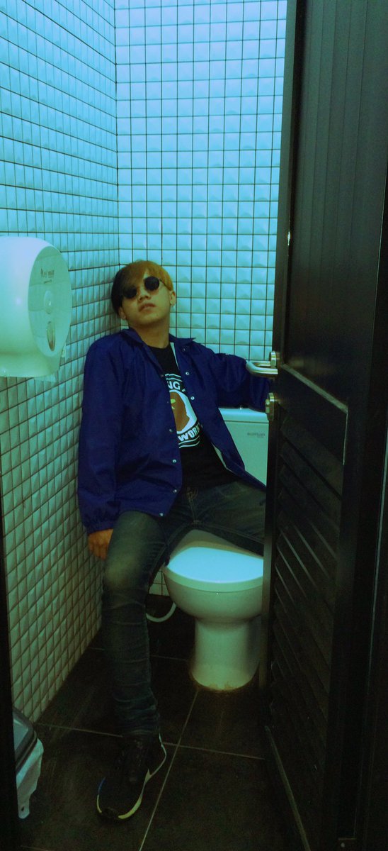 Being lit its legal, isnt it ? #streetwear #championproducts #abathingape #hypebeast #champion #chigga #toiletshoot