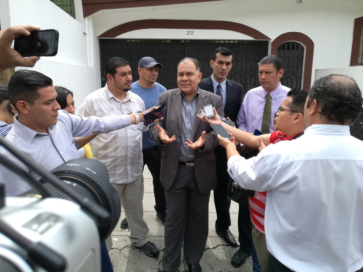 RevistaFactum's tweet photo. Exempleados de Órbita TV denuncian esta mañana ante @FGR_SV a exentrevistador Jorge Hernández por falta de pago de salarios y retenciones. https://t.co/iJdC3KUtcG