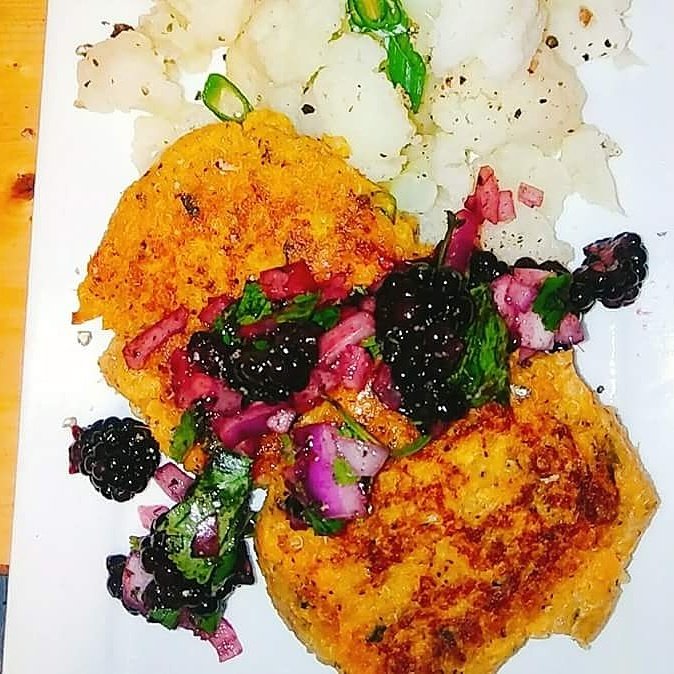 Mr_Daw35's tweet photo. Sweet potato quinoa cakes with Blackberry salsa, and steamed cauliflower! #foodie #yummy #personalchef #freshfood #delivereddaily https://t.co/XoHnFK93s9