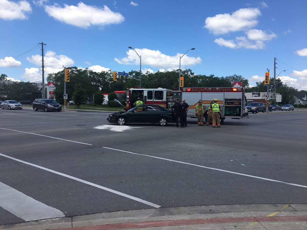 burakmckars's tweet photo. MVC on Guelph Ln and New St #BurlON #Butlington @HRPSBurl @HaltonMedics207 @BurlingtonFire on scene https://t.co/PBzbn5k0zb
