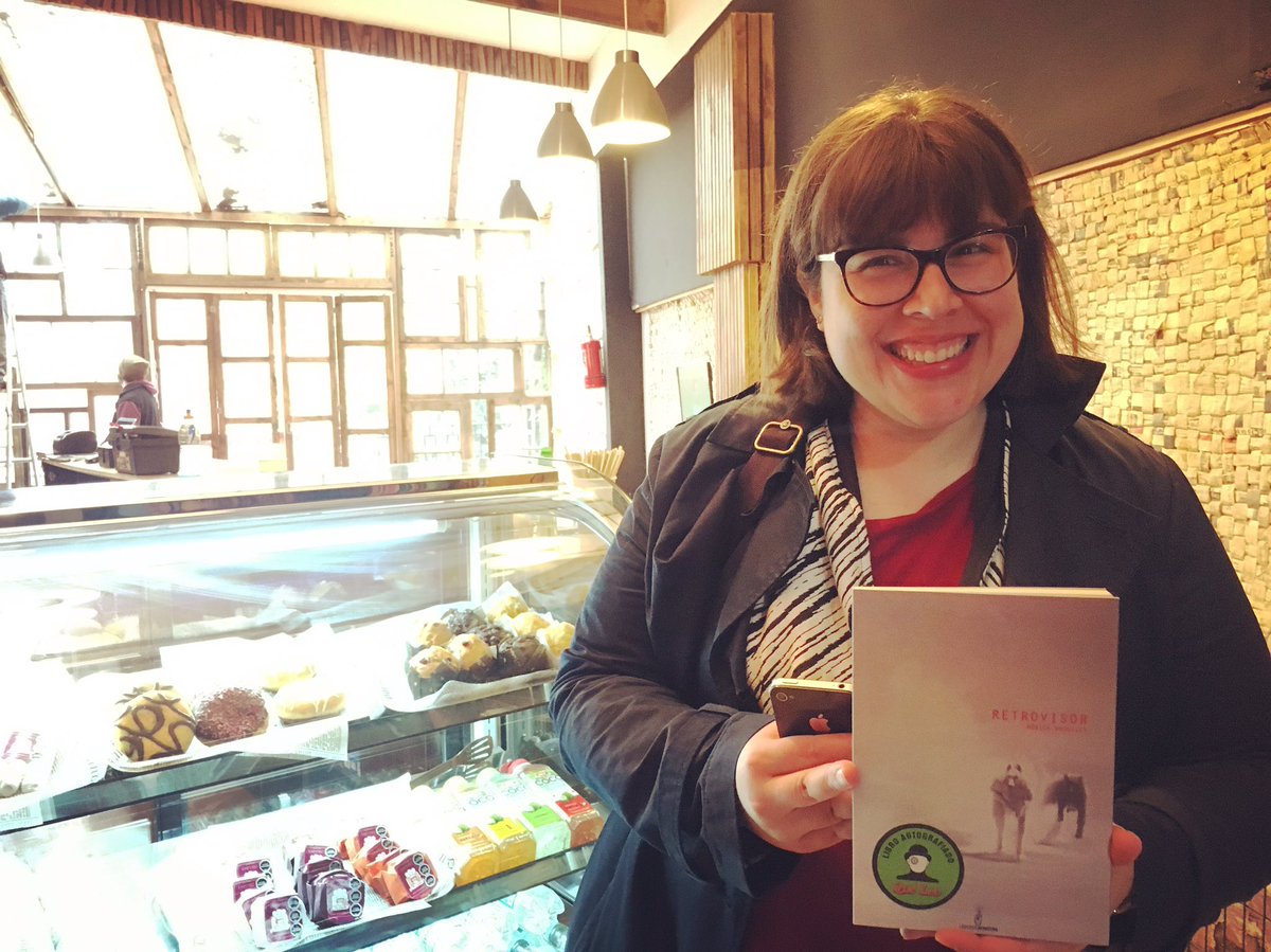 queleochile's tweet photo. Mónica Drouilly nos dejó copias autografiadas de su Libro Retrovisor en #QuéLeoPedroDeValdivia40 ahora con @cafe_la_finca https://t.co/Yop2blTHz3