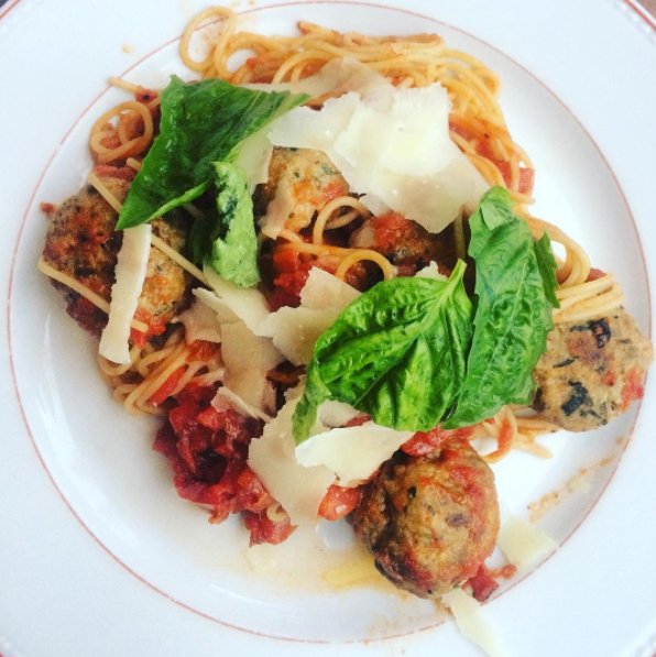 Spaghettis, tomates, boulettes de veau et parmesan ou Comment impressionner ta date ce soir. #chienfumant crédit photo: <a href="/DayJobNightLife/">BlairDohey</a>