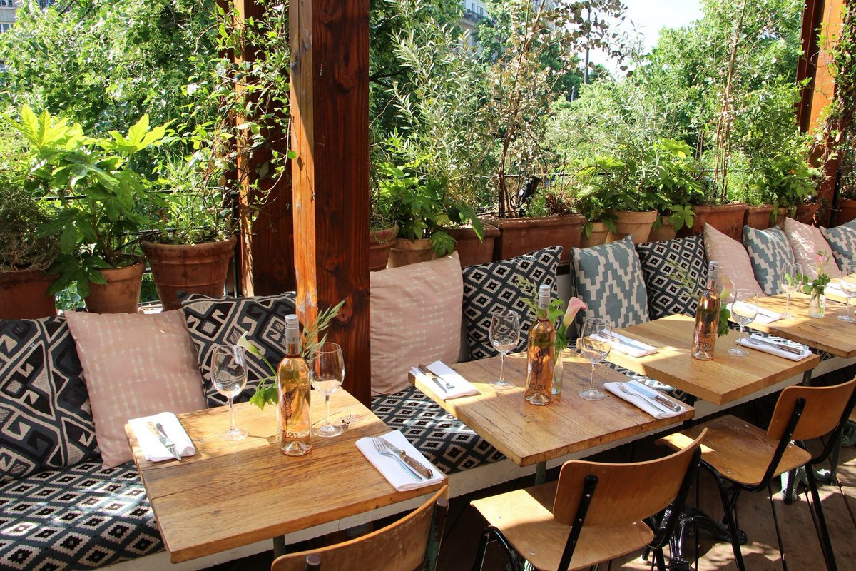 Pour la #FeteDeLaMusique2017 #Lou investit la terrasse de la Brasserie Auteuil pour une soirée placée sous le signe de #Coachella ! Rdv 19h!