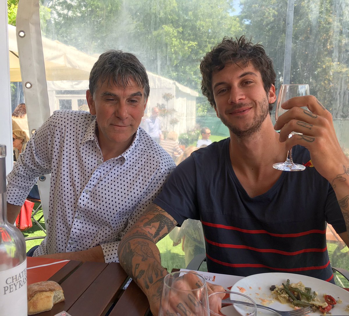 bouclettebros's tweet photo. Ça c'est @matthiasdandois qui met à jour son carnet de jeux de mots en déjeunant avec son père spirituel @TEXcomic https://t.co/4UQuFdZlrH