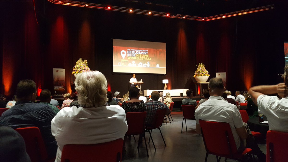 JolandaLek's tweet photo. Startschot #VBWcongres, leuk en inspirerend programma met als thema de #bloemist in de nieuwe winkelstraat. https://t.co/olEepbQ3Ga