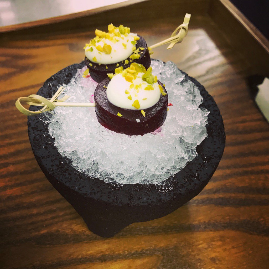 Remolacha y coco #aperitivos de La Cocina vegetal mexicana de <a href="/EdgarNunezM/">édgar núñez i magaña </a> en <a href="/PuntoMX_Madrid/">Punto MX</a>