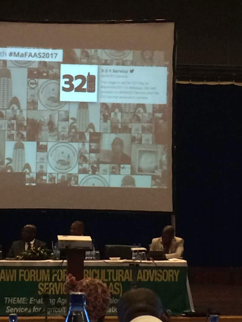 HNI321Service's tweet photo. Totally meta at #MaFAAS2017 

 https://t.co/TMjjKAhoz0 https://t.co/54wvawIzPa