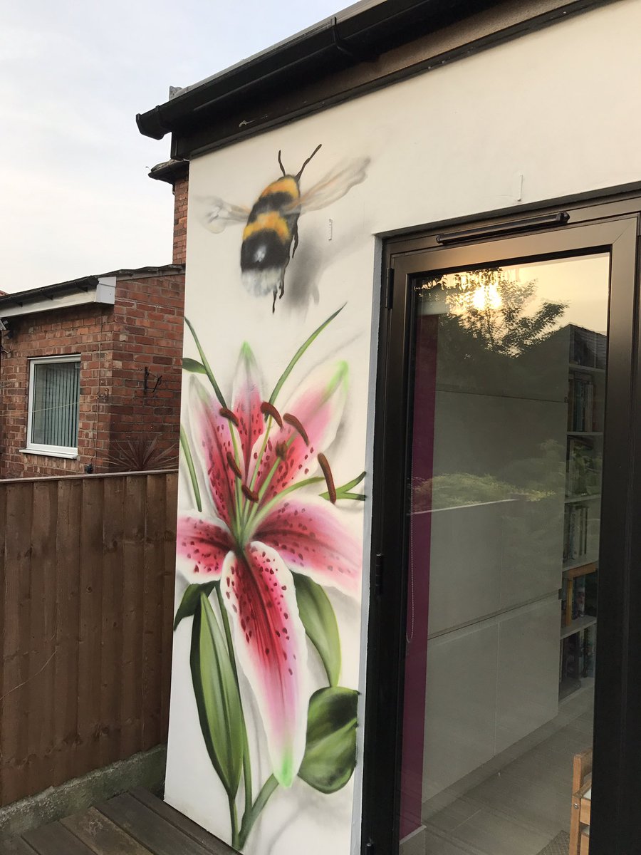 RegalLandscape's tweet photo. @graffiti_russ thanks to Russ from Mural Life for amazing #bees &amp; #stargazer at Regal HQ #loveMCR #chorlton #art #talent 🐝🌸🌟 https://t.co/izHqr4BvSq