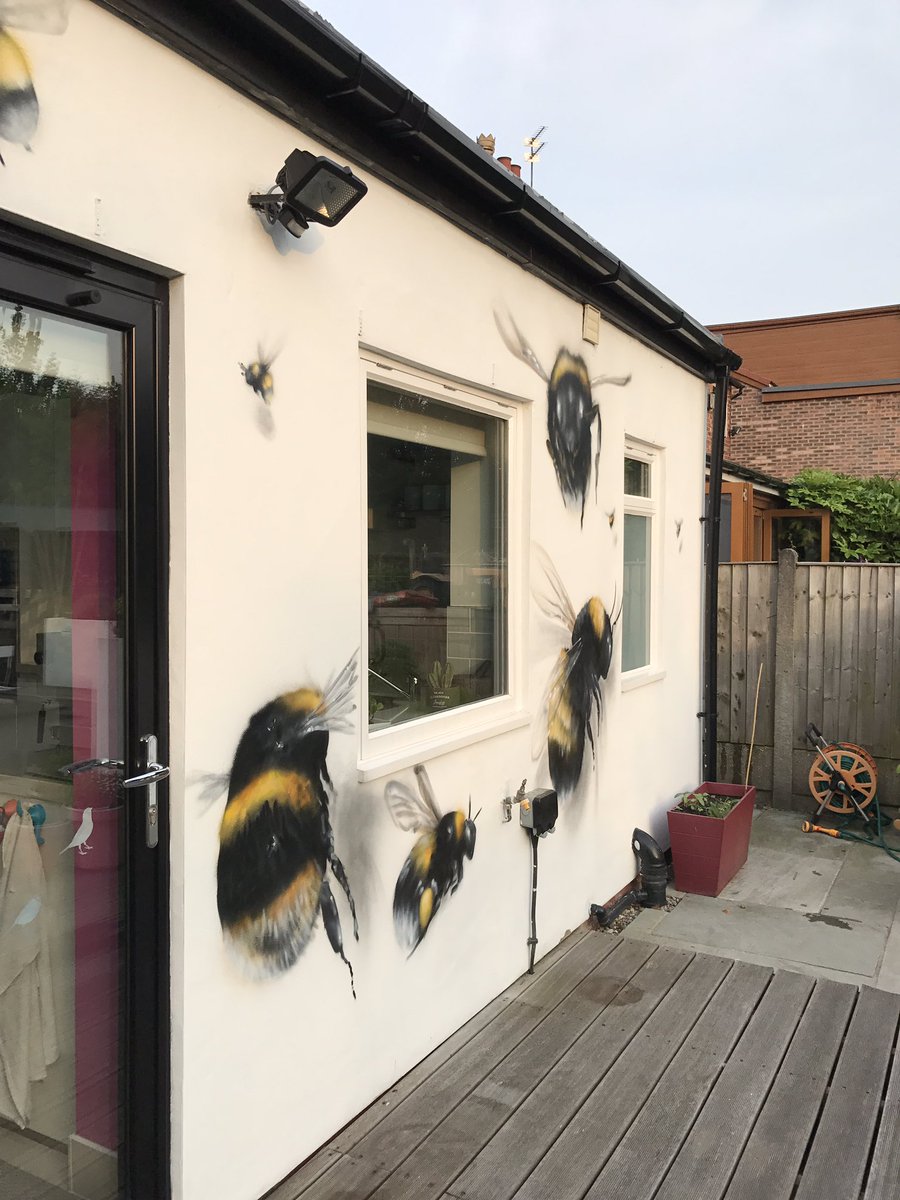 RegalLandscape's tweet photo. @graffiti_russ thanks to Russ from Mural Life for amazing #bees &amp; #stargazer at Regal HQ #loveMCR #chorlton #art #talent 🐝🌸🌟 https://t.co/izHqr4BvSq