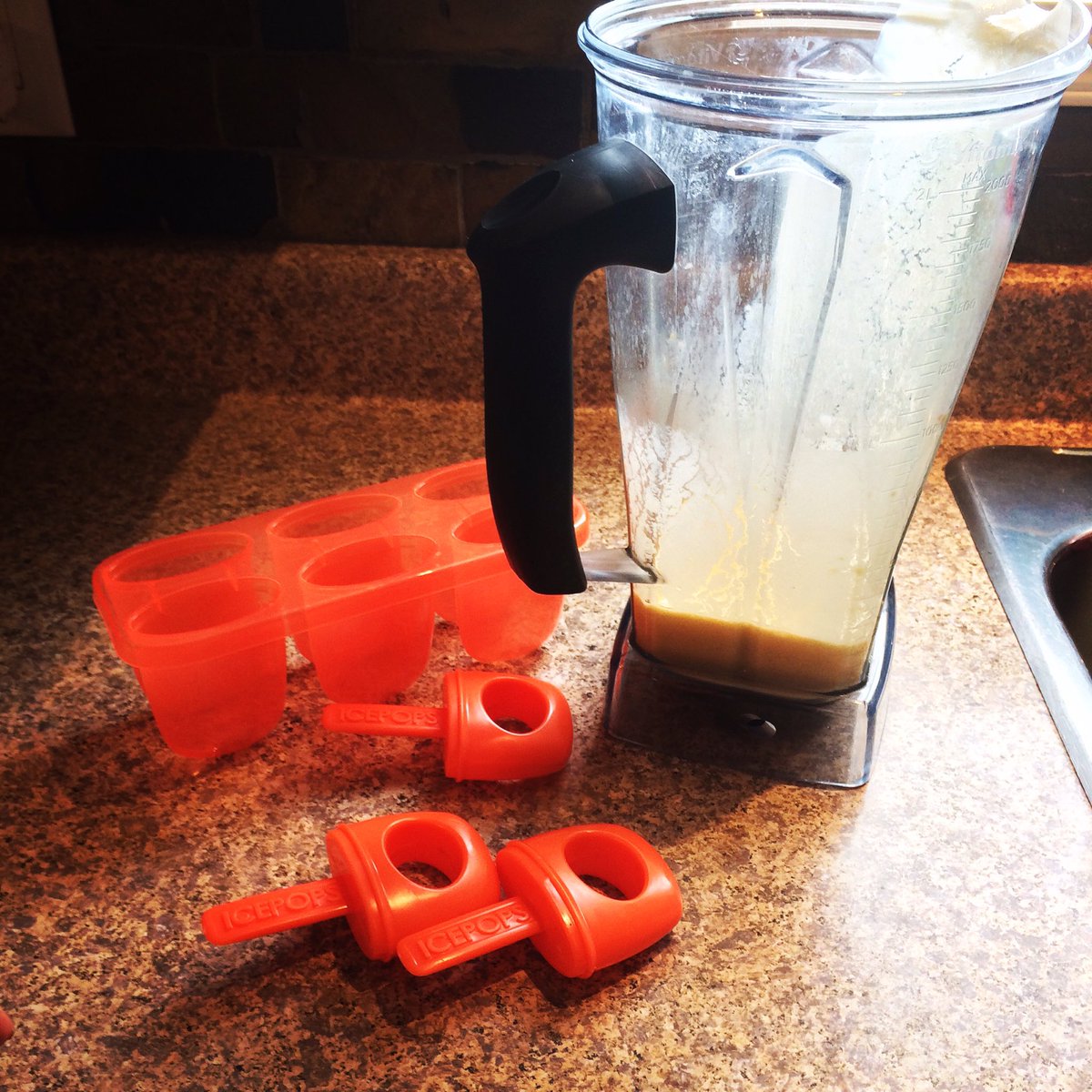 AlisonNutrition's tweet photo. Un reste de #smoothie quand tout le monde a la bedaine pleine? Hop hop dans un moule à popsicle pour un futur dessert nutritif #zerodechet https://t.co/h57ubJ8lu1