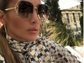 mtvromania's tweet image. Jennifer Lopez s-a fotografiat in oglinda de la baie. Detaliul pe care l-au observat imediat fanii