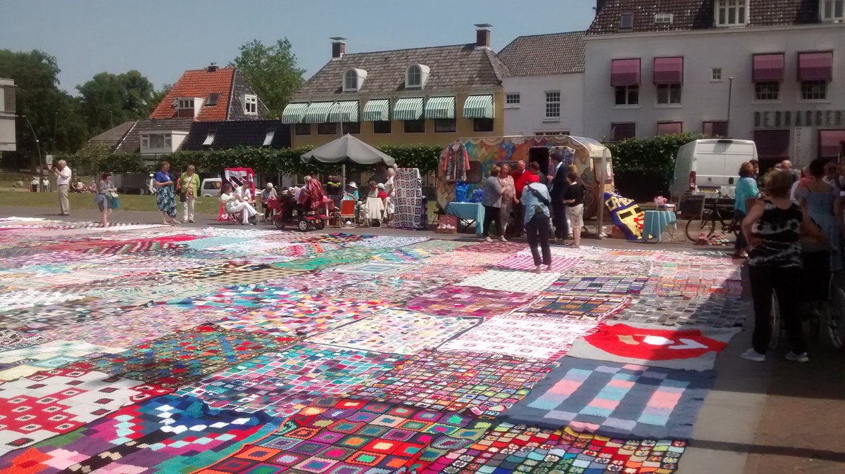 danielappelo's tweet photo. Haak aan de grootste gehaakte deken ter wereld. Nu op Oldehoofsterkerkhof! Een fraai product van de iepen mienskip. https://t.co/veoTYwfoQ6