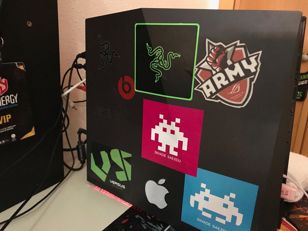 manuvera_11's tweet photo. #VSticker aqui aun hay sitio y no estaria mal tener la segunda version de vuestra pegatina 🙄🙄 https://t.co/hKBWDQX0Ho