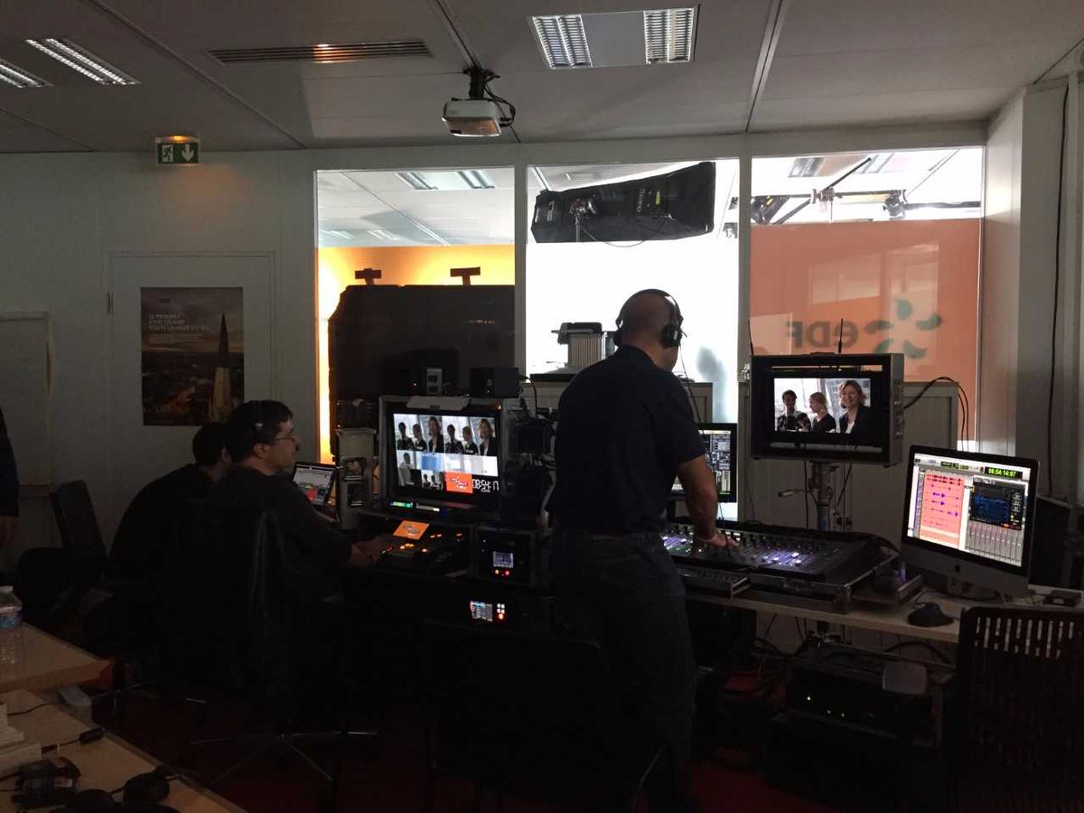 HenriLf's tweet photo. Les coulisses de #prisedirecte, l’émission de #TV interne avec 4 jeunes salariés de Commerce diffusée demain sur VEOL https://t.co/CM7d28qbvY