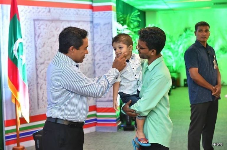 vaavu's tweet photo. Fitr Eid dhuvahu Raeesuljumhooriyyage dekanbalun Eid Salaam kurrevvun Dharubaarugeyga https://t.co/mtZjifPY7t https://t.co/WljNOYi14v