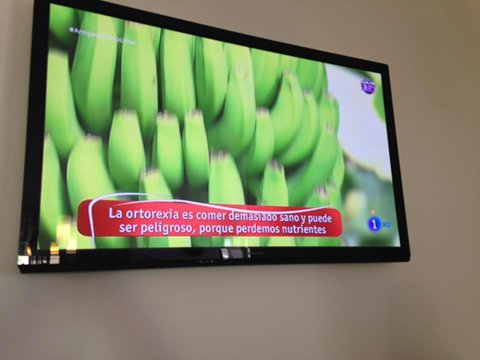 FITrebelde's tweet photo. "Comer demasiado sano es peligroso porque se pierden nutrientes". Y este es el nivel de los programas televisivos https://t.co/7OV9LsR5lr