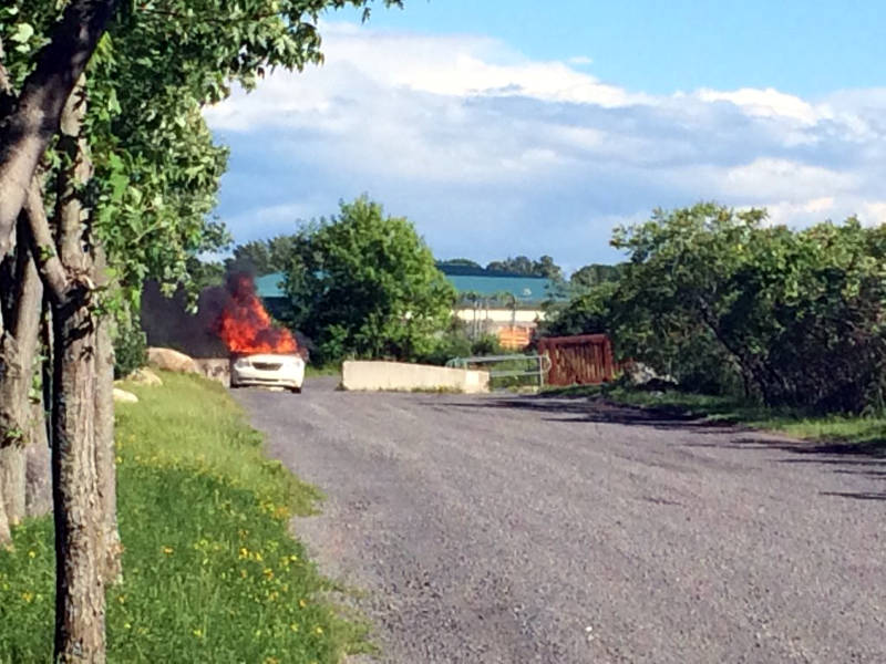 Cornwall car fire suspected arson: police bit.ly/2sVmfhd Photos courtesy @AlexjPilon https://t.co/6PzxrOJRMC