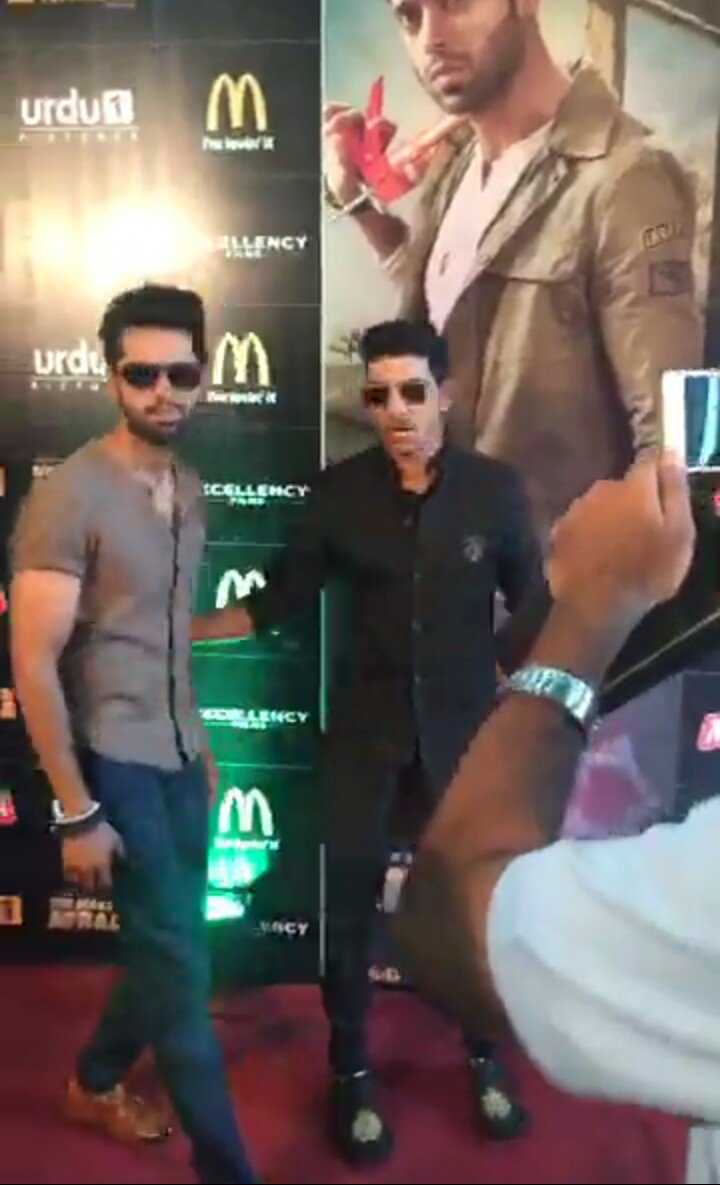 bizzblogs_'s tweet photo. #NaMaloomAfrad2 #Trailerlaunch #Happeningnow @fahadmustafa26 @Mohsin_AHaider @sanafahd26 
Fahad is looking awesome 😍😍 #someclick https://t.co/Oglemcfoo3