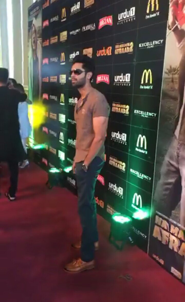 bizzblogs_'s tweet photo. #NaMaloomAfrad2 #Trailerlaunch #Happeningnow @fahadmustafa26 @Mohsin_AHaider @sanafahd26 
Fahad is looking awesome 😍😍 #someclick https://t.co/Oglemcfoo3